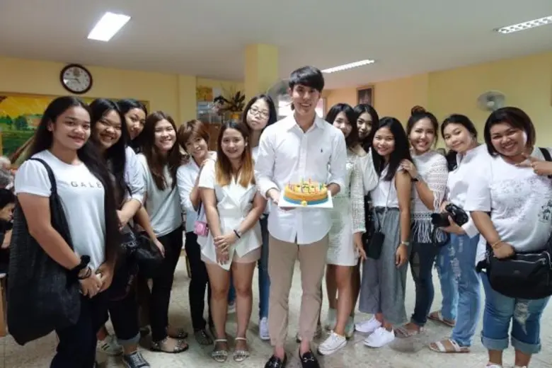 “บอส” แฮปปี้วันเกิด 24 ปี ทำบุญเลี้ยงอาหารคุณตาคุณยาย