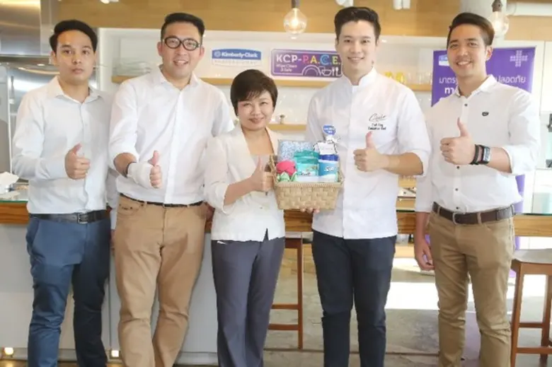 ชมัยพร เอื้อไพโรจน์กิจ (ที่ 3 จากซ้าย) ผู...