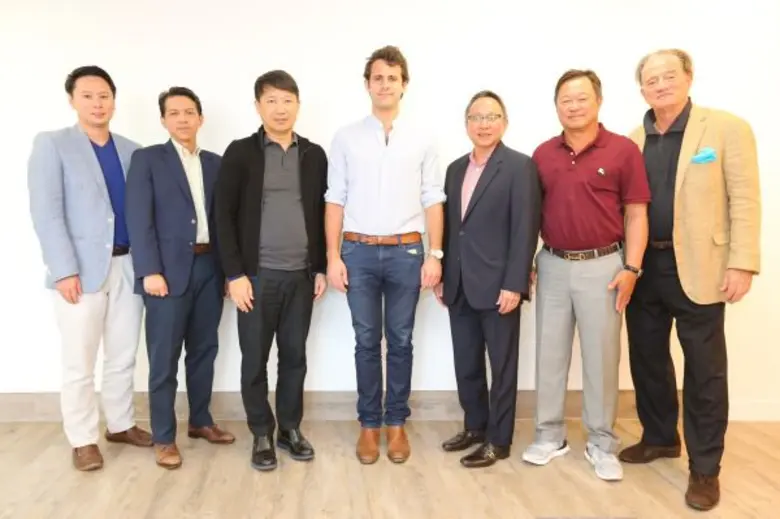 มร.สเปนเซอร์ ครอว์ลีย์ (คนกลาง) ให้การต้อ...