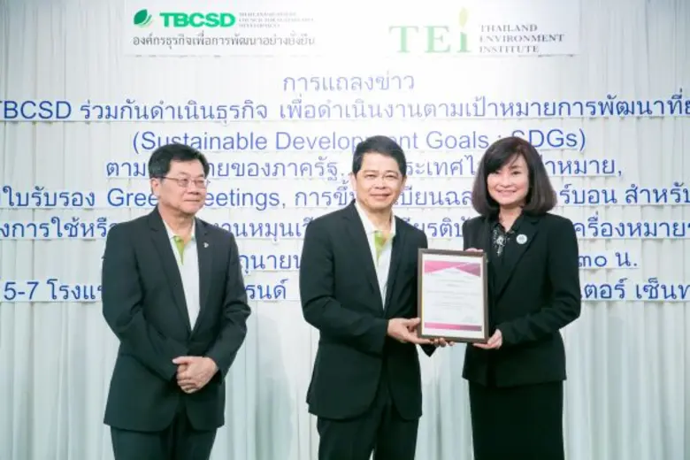 นางชวินดา หาญรัตนกูล (ขวา)กรรมการผู้จัดกา...