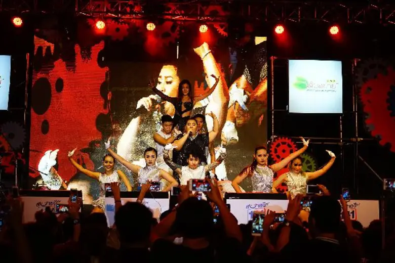 ถือเป็นฟรีคอนเสิร์ตที่มันส์สนั่นนิคมฯ สมค...