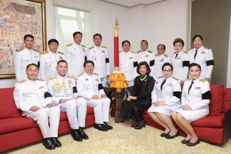 เนตรนภางค์ ธีระวาส (นั่ง ที่สามจากขวา) รั...