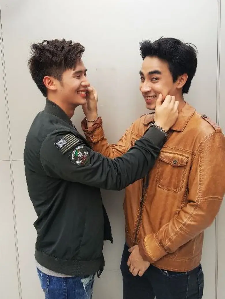 สองหนุ่มน้องใหม่ “ฟีฟ่า - โซ่” จากพี่น้องคู่แค้น ในละครดราม่า “เหยื่อพยาบาท” กลายเป็นคู่จิ้นสุดฟินของสาวๆ