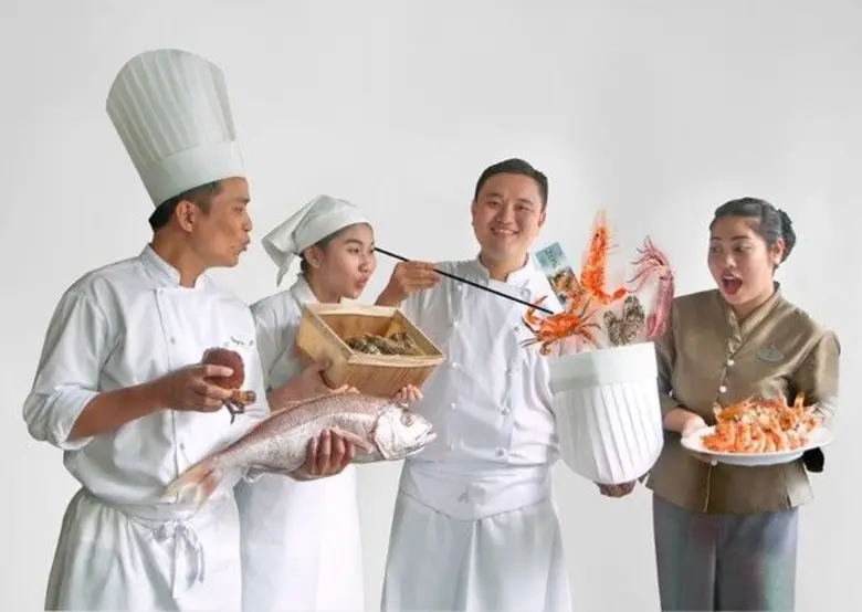 "เรามารับประทานอาหารที่ห้องนี้กับเพื่อนๆ ...