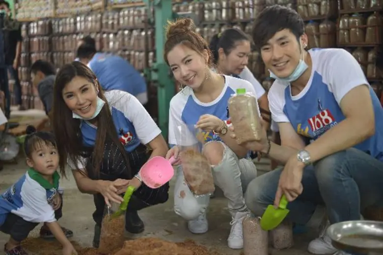 “จ๊ะจ๋า – ภัทร” พาแฟนๆ รายการ 168 ชั่วโมง ร่วมสนุกสนานกับการเดินทางไปเรียนรู้การเพาะเห็ด