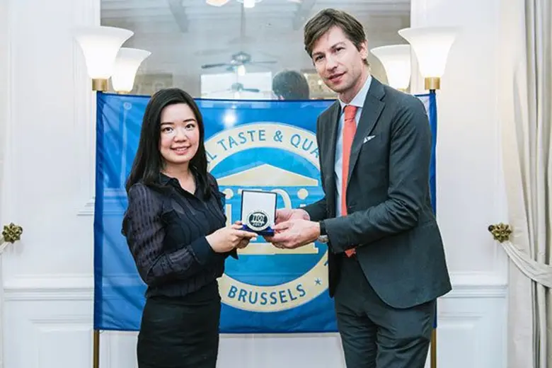 นางสาวนริศรา กุลปิยะวาจา (ซ้าย) ผู้จัดการ...