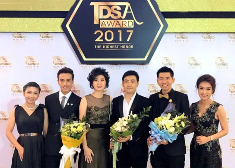 นางวิภาดา ตั้งปกรณ์ (ที่ 3 จาก ซ้าย) ผู้จ...