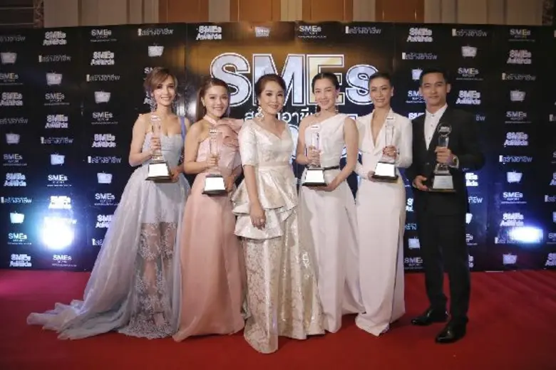 นางสาวพรทิพย์ แก่นจันทร์ (ซ้ายมือลำดับที่...