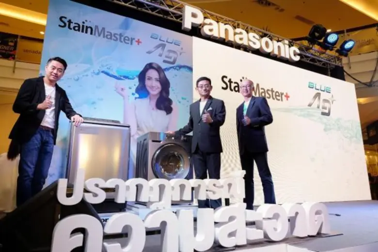 มร.ทาเคชิ โนะโมโตะ (กลาง) กรรมการผู้จัดกา...