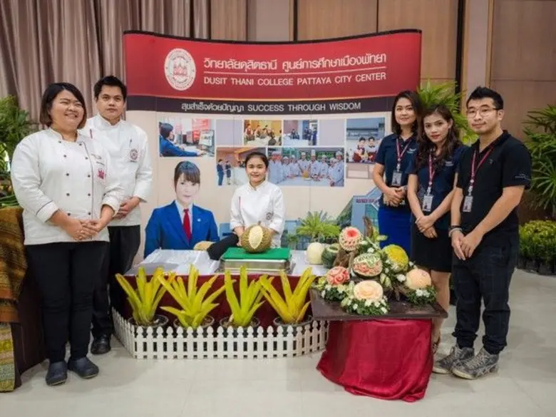 วิทยาลัยดุสิตธานี พัทยา โชว์แกะสลักผลไม้ไ...