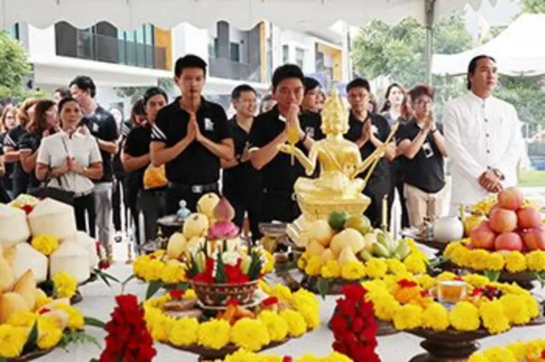 นายชาติชาย พานิชชีวะ(คนขวา) ประธานกรรมการ...