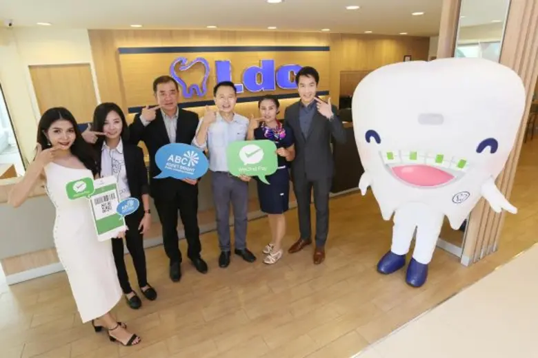 ทันตแพทย์วัฒนา ชัยวัฒน์ (ที่ 3 จากขวา) กร...