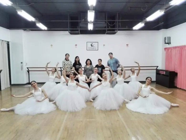 คุณวัลลภา ปัจฉิมสวัสดิ์ (คนกลาง) ผู้อำนวย...