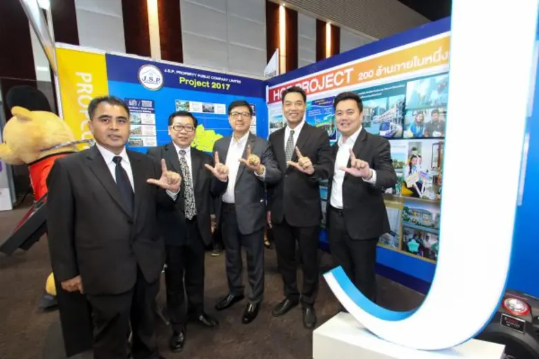 นายสิทธิพร รัตนาภรณ์ (ซ้าย) ประธานเจ้าหน้...