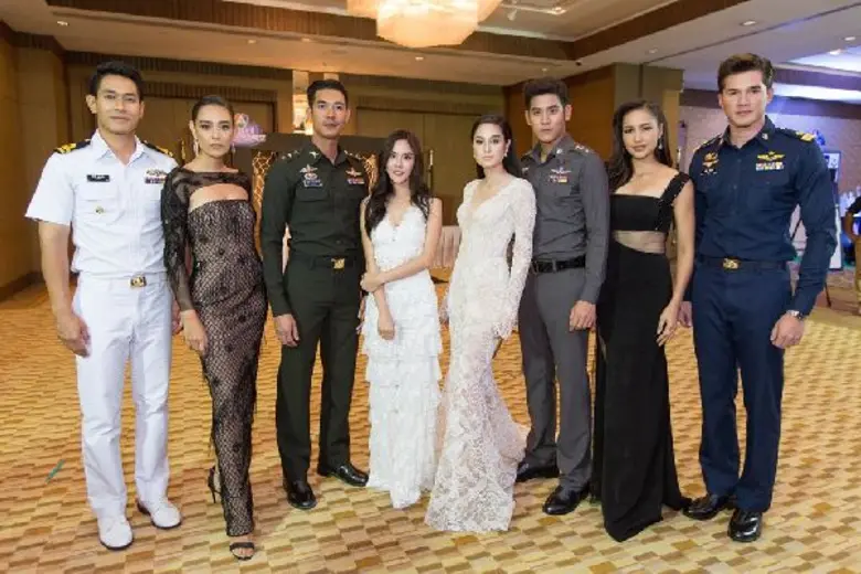 “อั้ม” เซอร์ไพรส์พิเศษ ร่วมขอบคุณเอเยนซี่และพันธมิตร พร้อมนำทัพนักแสดงยกช่อง ร่วมงาน “7 สี สังสรรค์คนกันเอง 2017