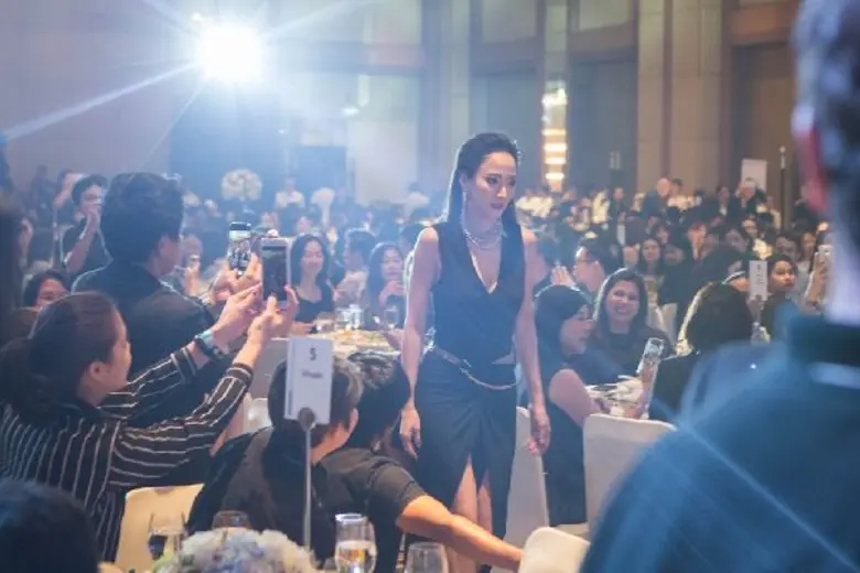 “อั้ม” เซอร์ไพรส์พิเศษ ร่วมขอบคุณเอเยนซี่และพันธมิตร พร้อมนำทัพนักแสดงยกช่อง ร่วมงาน “7 สี สังสรรค์คนกันเอง 2017