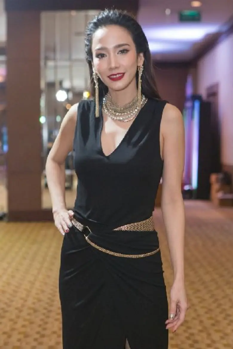 “อั้ม” เซอร์ไพรส์พิเศษ ร่วมขอบคุณเอเยนซี่และพันธมิตร พร้อมนำทัพนักแสดงยกช่อง ร่วมงาน “7 สี สังสรรค์คนกันเอง 2017