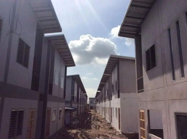 ปลัด พม. ลงพื้นที่ตรวจเยี่ยมโครงการ “ปทุมธานีโมเดล” พร้อมชูชุมชนแก้วนิมิตรเป็นชุมชนตัวอย่าง ตามแนวทาง “ประชารัฐ” หลังรื้อย้ายแล้วก่อสร้างชุมชนใหม่ 98 หลังคาเรือน