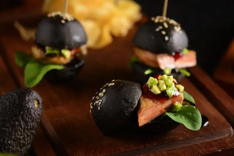 อร่อยเต็มที่กับสุดยอดมินิเบอร์เกอร์ จาก R Bar โรงแรมเรเนซองส์ กรุงเทพฯ ราชประสงค์