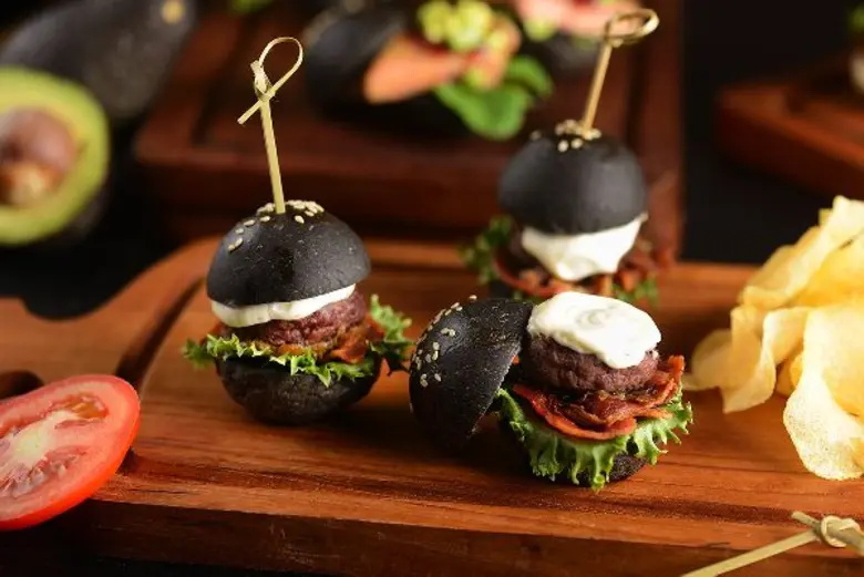 อร่อยเต็มที่กับสุดยอดมินิเบอร์เกอร์ จาก R Bar โรงแรมเรเนซองส์ กรุงเทพฯ ราชประสงค์