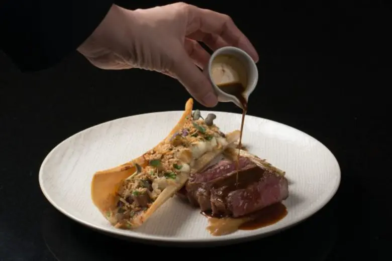 ห้องอาหารเดอะ รีเฟล็กซ์ชั่นส์ เปิดบริการอ...