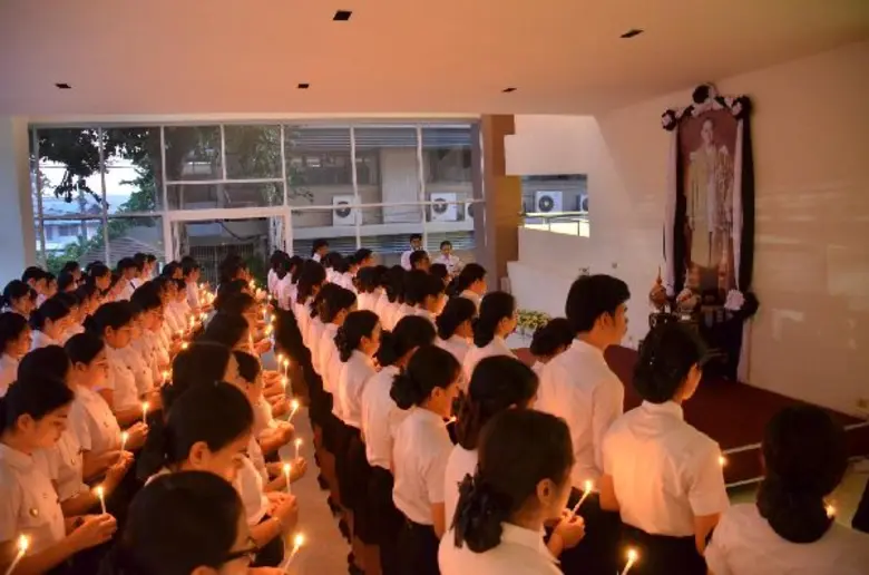 ราชภัฏสุราษฎร์ฯ ประดิษฐ์ดอกไม้จันทน์ถวายพ่อ เชิญชวน น.ศ.-ประชาชนร่วมจิตอาสา 3 ก.ค.-18 ส.ค.นี้