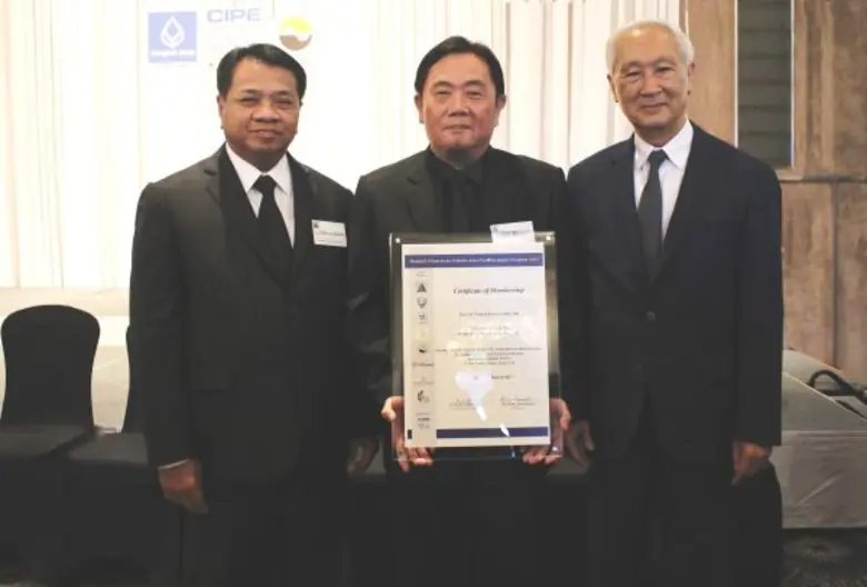 นายชยวัฒน์ พิเศษสิทธิ์ (กลาง) ประธานกรรมก...