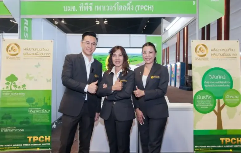 คุณกนกทิพย์ จันทร์พลังศรี (กลาง) ประธานกร...