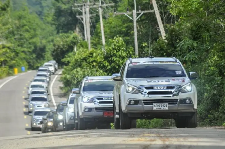 กลุ่มตรีเพชรเดินหน้าจัดกิจกรรม "อีซูซุคาร...