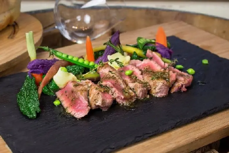 โรงแรมเชอราตัน แกรนด์ สุขุมวิท, เอ ลักซ์ช...