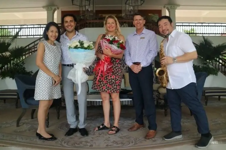 เดวิด มาร์เท่นส์ (ที่ 2, จากขวา) ผู้จัดกา...