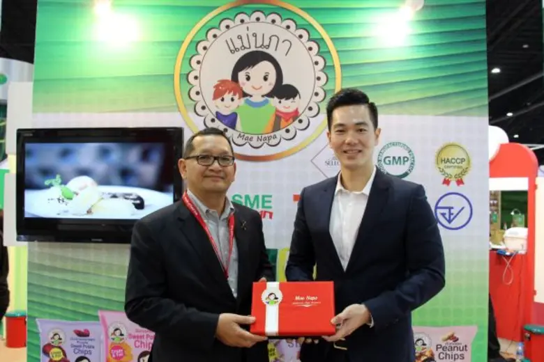 เมื่อเร็วๆ นี้ นายธีรินทร์ ธัญญวัฒนกุล (ขวา) กรรมกา...