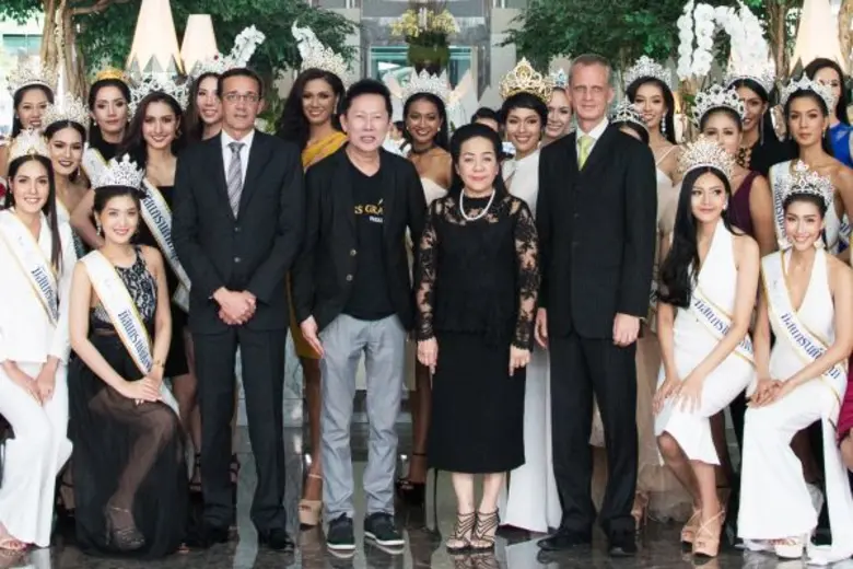 เมื่อเร็วๆนี้ ณวัฒน์ อิสรไกรศีล (แถวหน้า,...