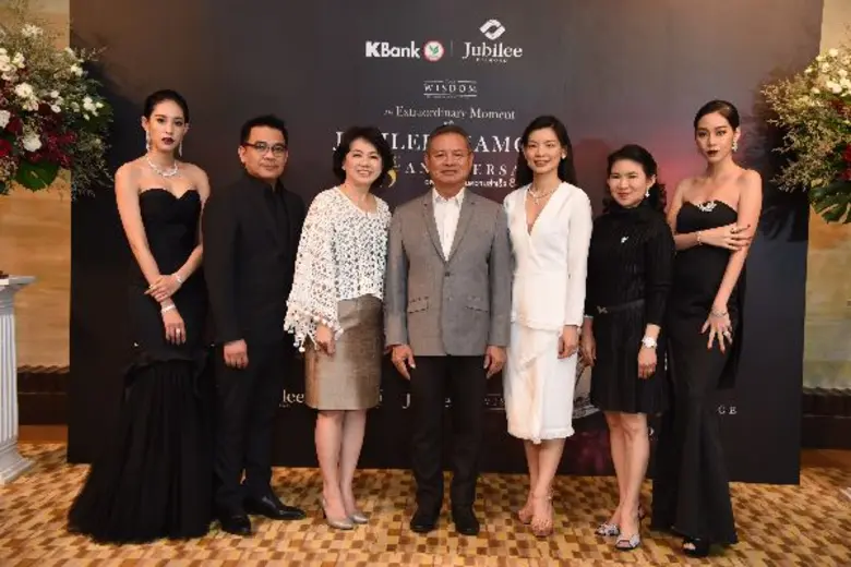 คุณอัญรัตน์ พรประกฤต (ที่ 3 จากขวา) ประธา...