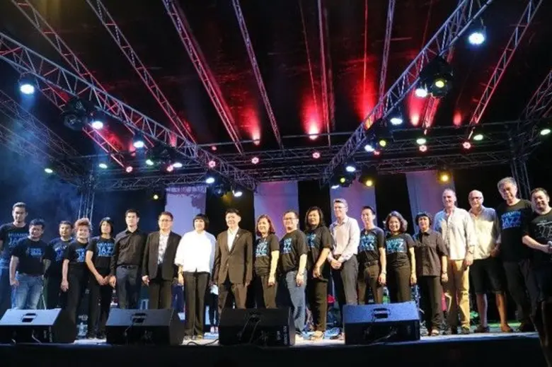 เดวิด มาร์เท่นส์ (ที่ 8, จากขวา) ผู้จัดกา...