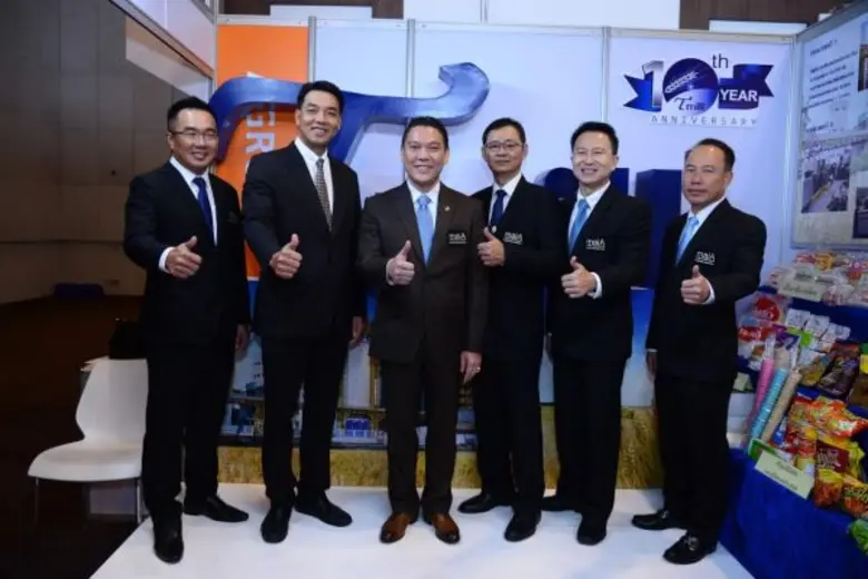 ดร.ชาญกฤช เดชวิทักษ์ (กลาง) รองประธานกรรม...