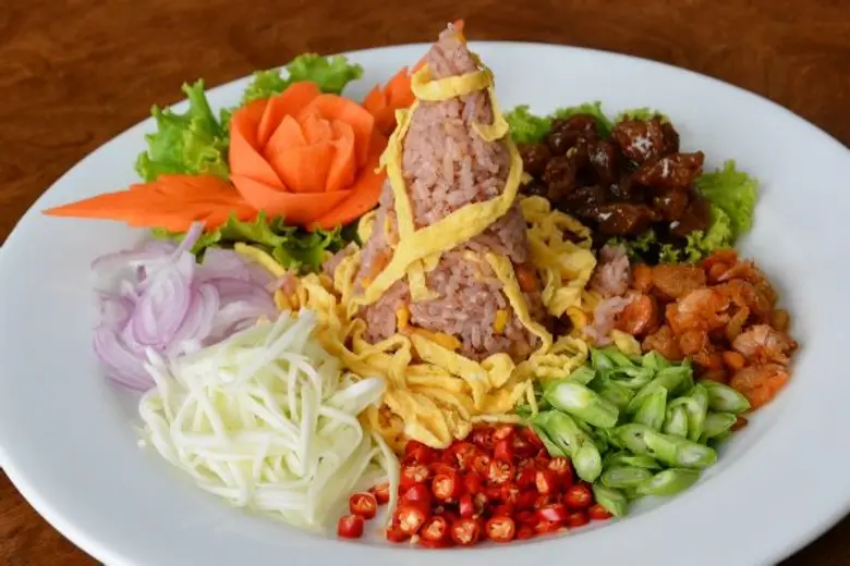 อาหารประจำเดือนกรกฎาคม จากห้องอาหารเรือนต้น เมนู "ก๋วยเตี๋ยวเป็ดตุ๋น+ข้าวคลุกกะปิ" โรงแรมมณเฑียร กรุงเทพ