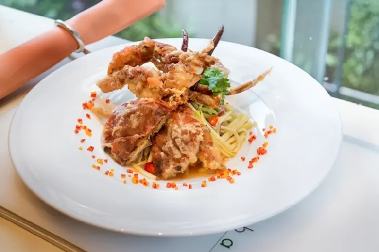 เชิญคุณลิ้มลองเมนูเซ็ทอาหารกลางวันและบุฟเฟ่ต์แกงที่ห้องอาหารเบซิล