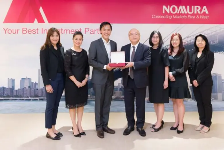 คุณสุเทพ พีตกานนท์ (กลาง) ประธานกรรมการแล...