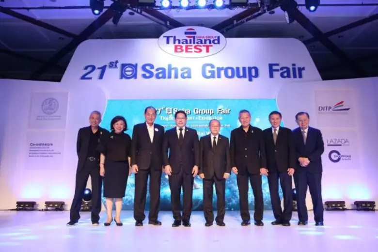 ดร.อุตตม สาวนายน (ที่ 4 จากซ้าย) รัฐมนตรี...