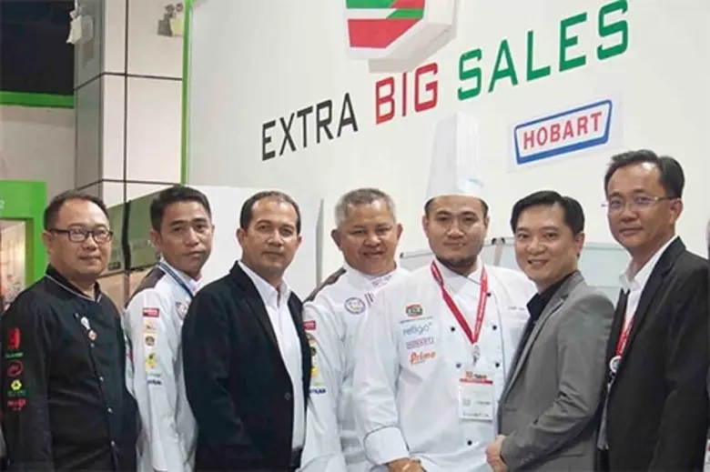 นายวิวัฒน์ วงศ์พิวัฒน์ (ที่2จากขวา) ผู้จั...