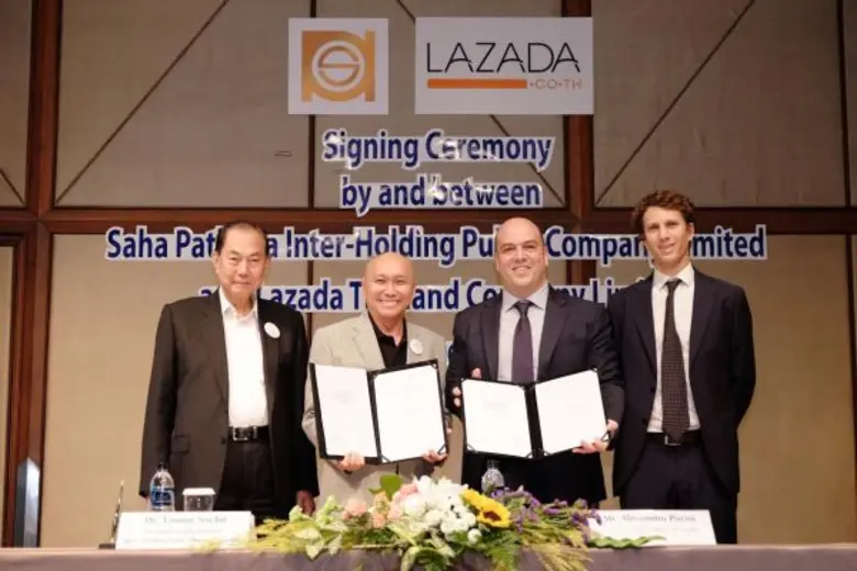 นายบุณยสิทธิ์ โชควัฒนา (ซ้าย) ประธานเครือ...