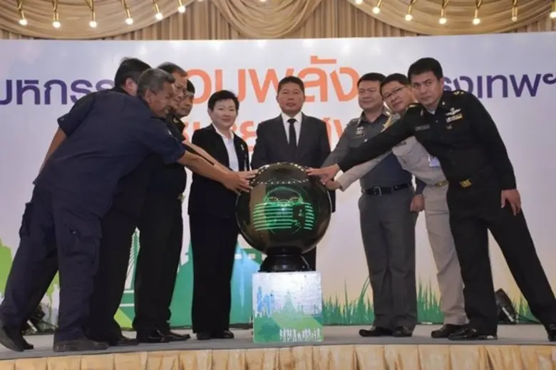 ทวีศักดิ์ เลิศประพันธ์ (ยืนกลาง) รองผู้ว่...