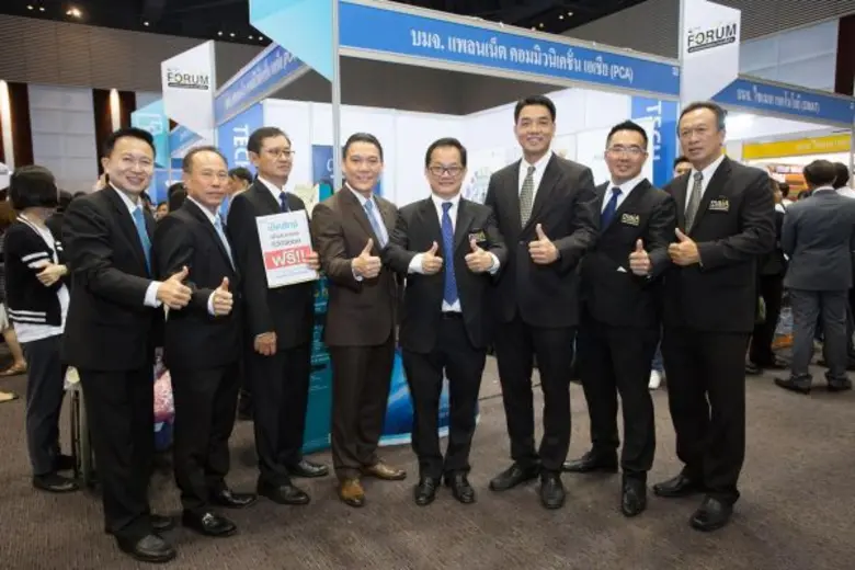 คุณประพัฒน์ รัฐเลิศกานต์ (ที่ 4 จากขวา) ก...