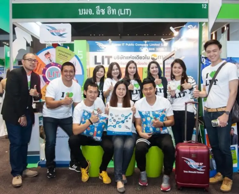 คุณสิตาพัชร์ นิโรจน์ธนรัฐ (คนที่ 3 แถวหลั...