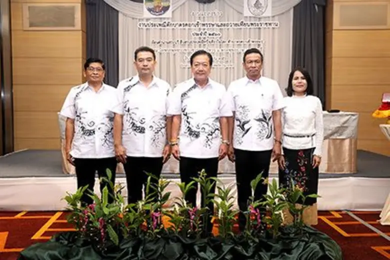 นายบัณฑิตย์ เทวีทิวารักษ์ (ที่ 3 จากซ้าย)...