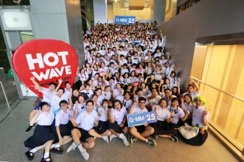 “พี่ฉอด” จัดเต็ม!! นำทีม ดีเจ พิธีกร ย้อนวัยใส่ชุดนักเรียน โปรโมทรายการ Hotwave Music Awards 2017