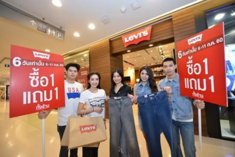 คุณมาจุรี สิทธิเดชะ (คนกลาง) ผู้อำนวยการฝ...