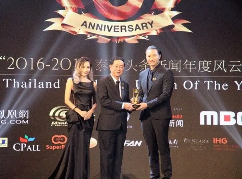 คุณเฉลิมชัย มหากิจศิริ (ขวา) กรรมการผู้จั...