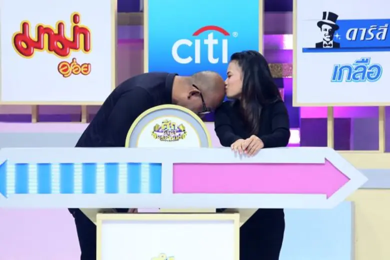 ทีวีไกด์: รายการ “ศึกน้ำผึ้งพระจันทร์” “เอ๋ เชิญยิ้ม” โมโหหนัก “หมอดู” เป็นเหตุทำครอบครัวเกือบ แตกหัก พร้อมลั่นแรง กลางรายการ “ศึกน้ำผึ้งพระจันทร์” ถ้าเจอหน้าขอ เตะปาก!!!